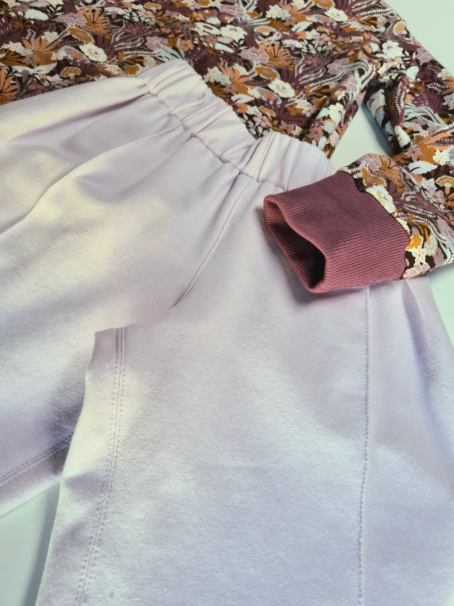 Detailansicht der lila Coulotte mit floralem Longsleeve. Hochwertige Kinderkleidung mit modernem Schnitt und angenehmem Stoff.