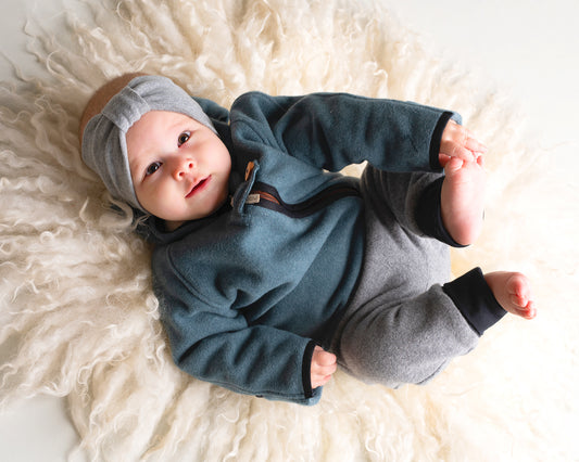Tragebild baby mit Fleecejacke un Babyhose