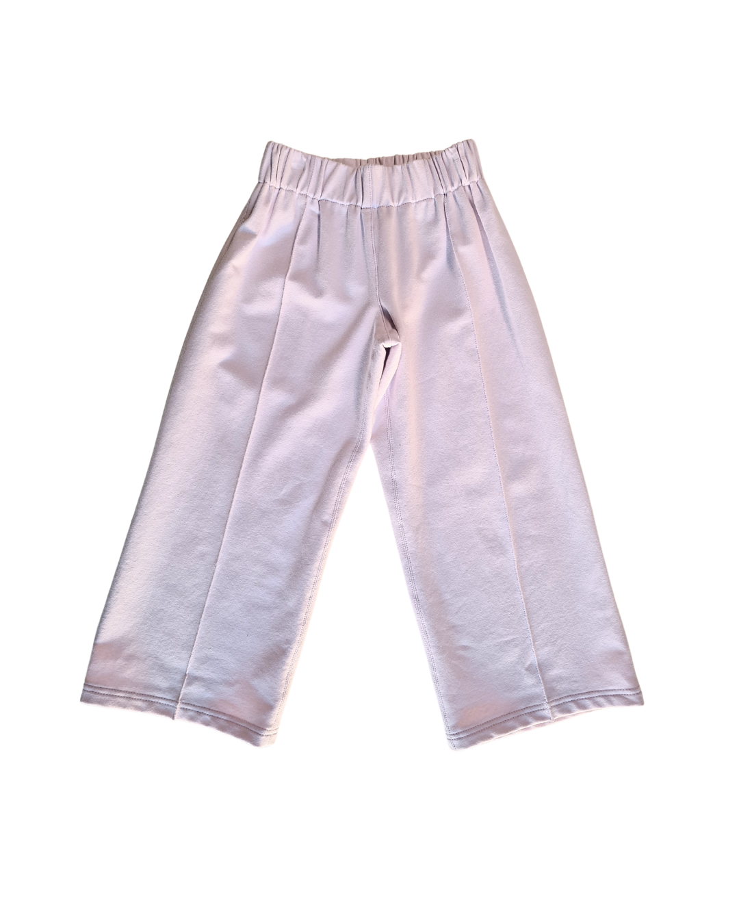 Lila Coulotte-Hose für Kinder in Größe 116/122 mit breitem Gummibund. Bequeme, nachhaltige Mode mit geradem Bein und eleganter Nahtfalte.