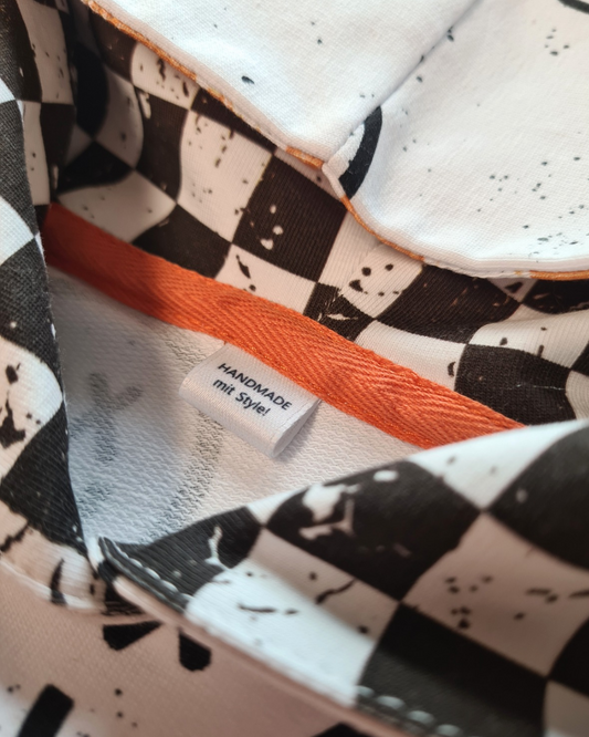 Detailaufnahme des T-Shirts aus dem coolen Set für Jungs Gr. 116/122. Hochwertige Verarbeitung mit Karomuster und Label 'Handmade mit Style'.