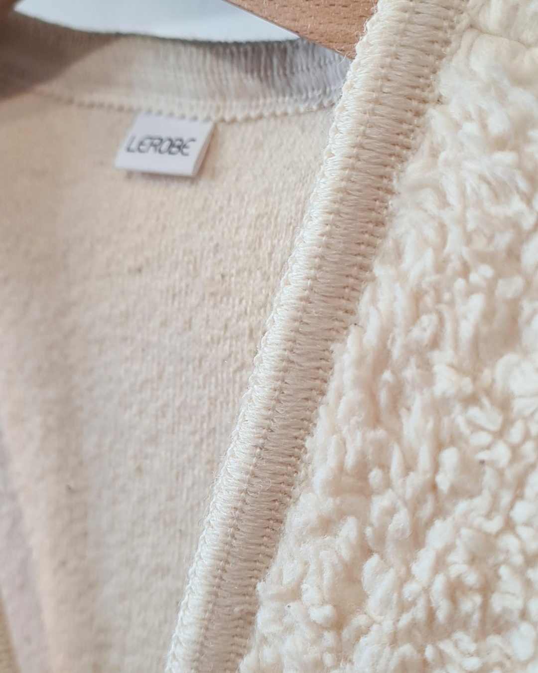 Detail Kinderweste aus Bio Baumwollteddy, cremefarben und naturbeslassen