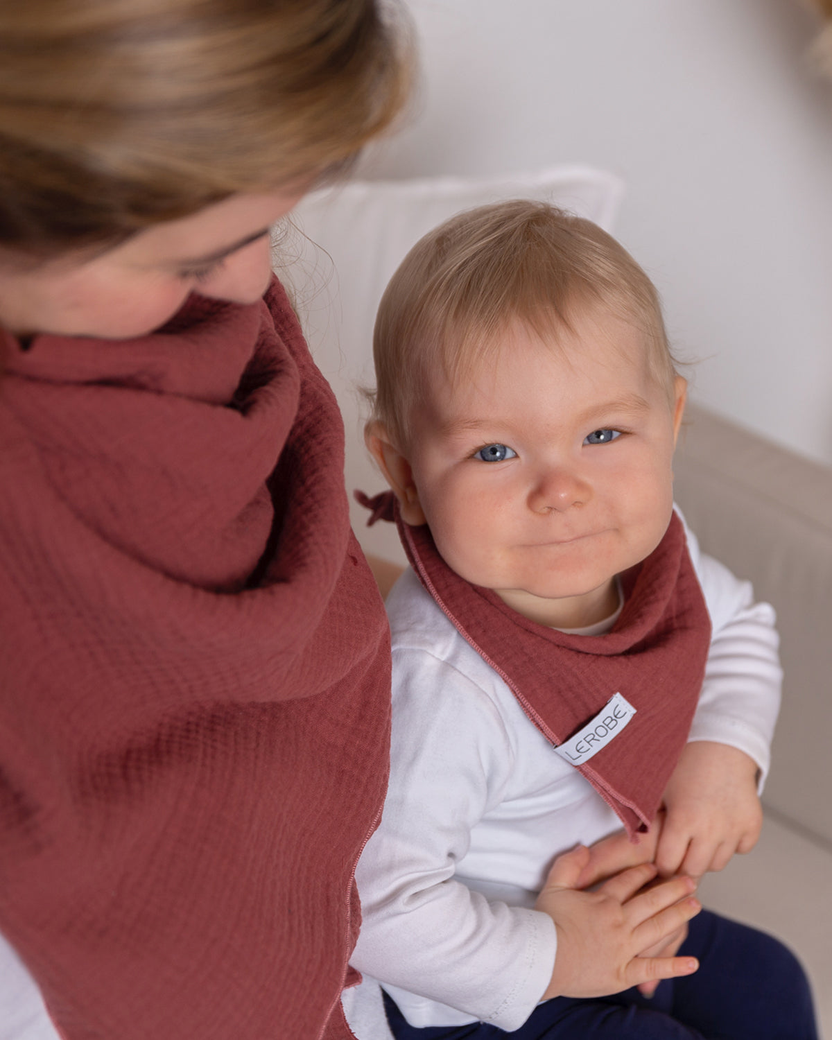 Tragebild Kleinkind mit Musselin Halstuch sienna