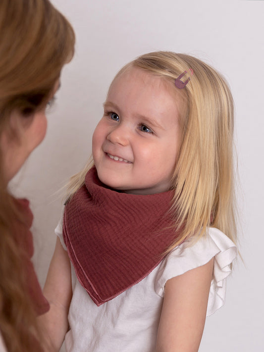 Mädchen mit Musselinhalstuch in sienna