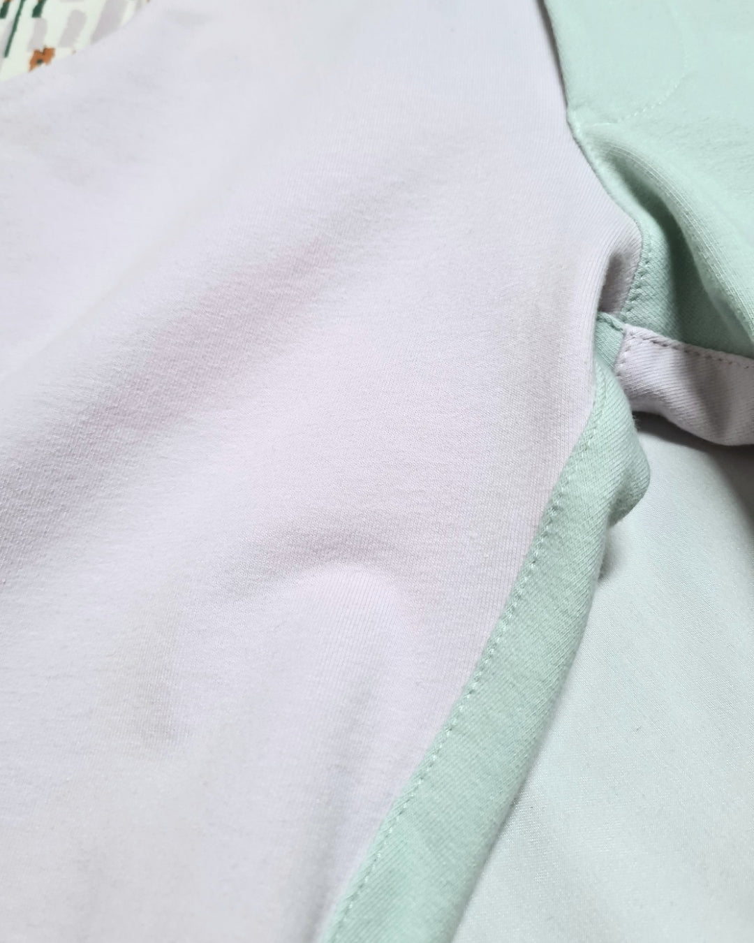 Streetstyle Kids Set – Musselin-Shirt & Color-Blocking Shorts