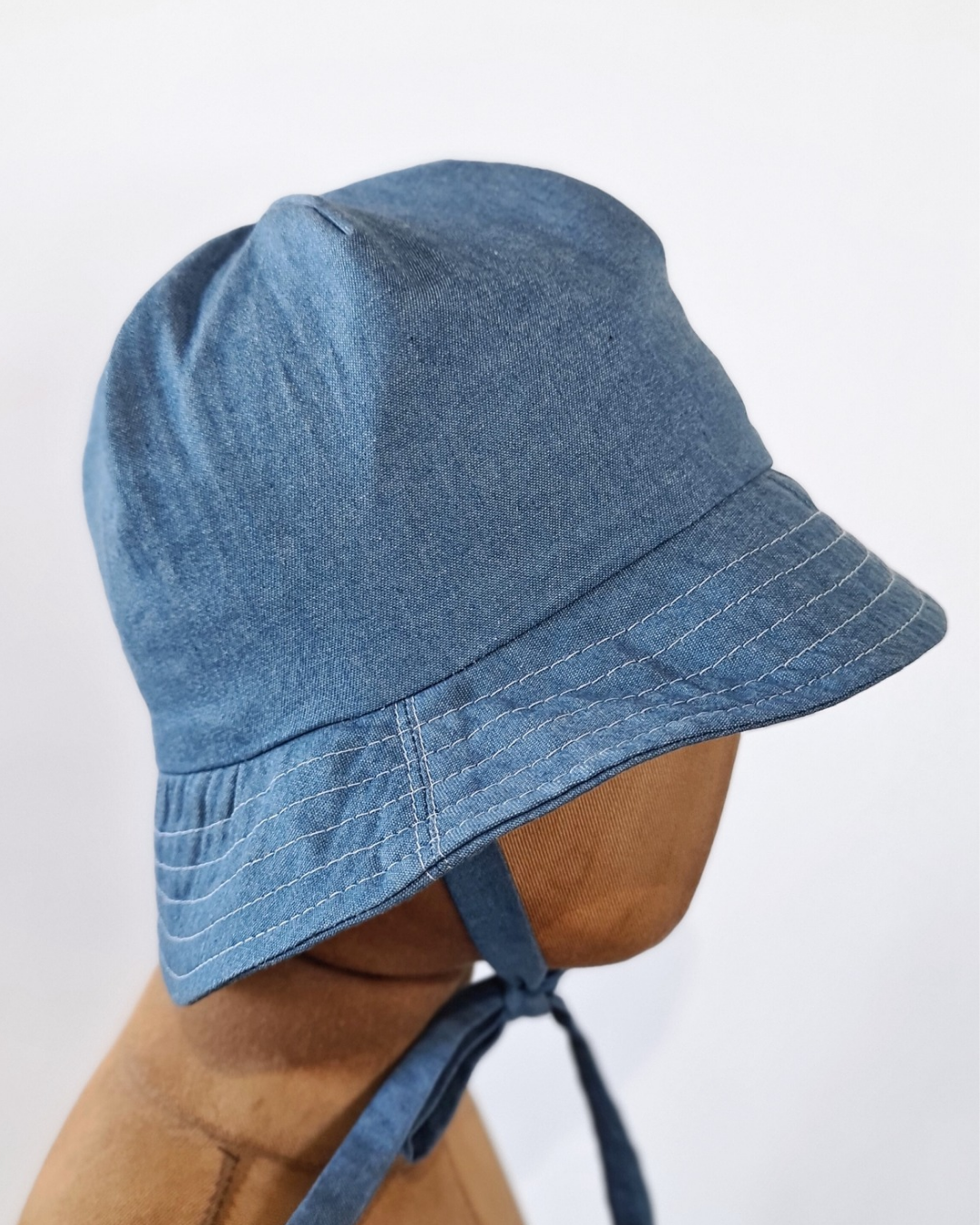 Baby Sommerhut aus Jeansstoff – Sonnenschutz mit Bindebändern