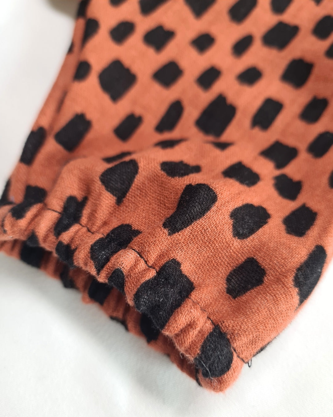 Baby Pumphose aus Bio-Musselin – „Pinselstrich Orange“