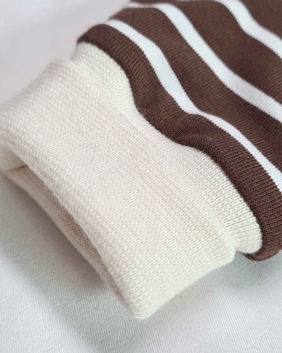 Babyhose aus Bio-Baumwolle – Streifenlook in Trendfarbe Braun (Gr. 56–68)