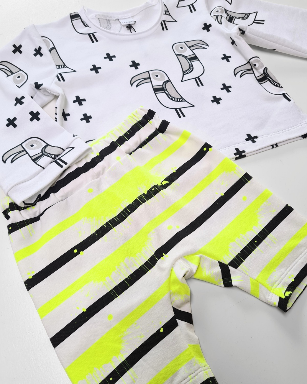 Kinder Longsleeve & Bermuda Set 62/68 – GOTS zertifiziert, Oversize, Papagei-Print, Neon-Details