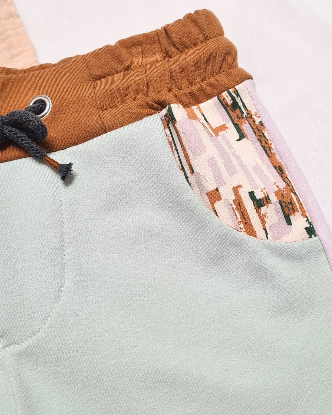 Streetstyle Kids Set – Musselin-Shirt & Color-Blocking Shorts