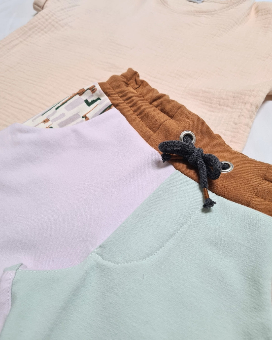 Streetstyle Kids Set – Musselin-Shirt & Color-Blocking Shorts