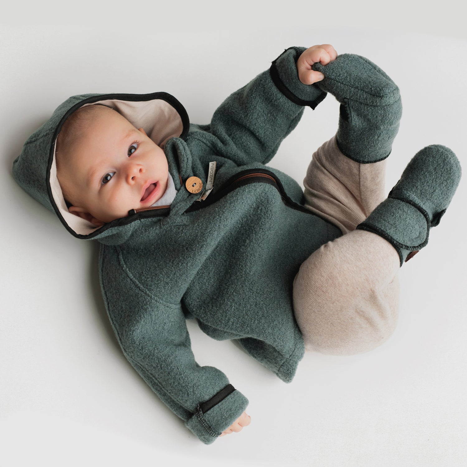 Baby mit Schurwolljacke und Boots