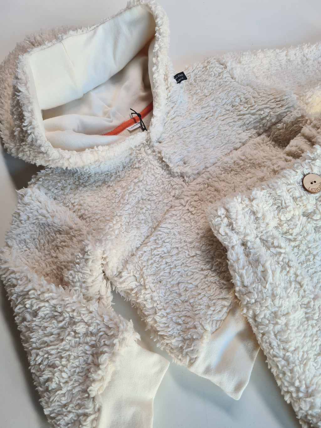 Detailaufnahme des Bio-Baumwoll-Teddy Sets Gr. 74/80 mit Kapuze und weichem Teddystoff. Nachhaltige, atmungsaktive Babybekleidung für maximalen Komfort.