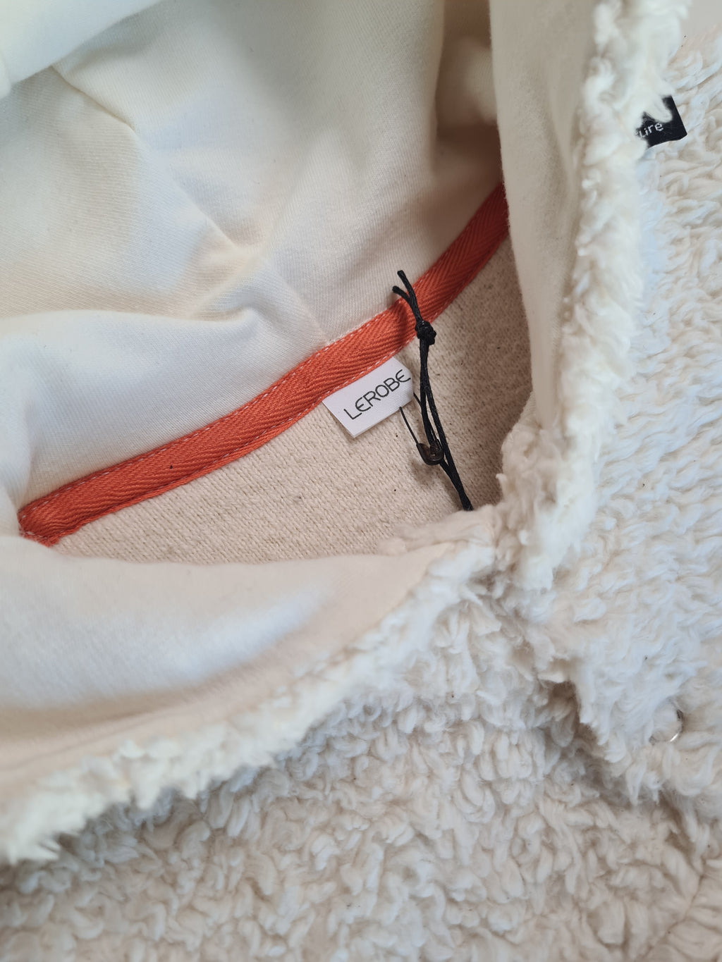 Innenansicht der Kapuze des Bio-Baumwoll-Teddy Sets Gr. 74/80 mit weichem Futter. GOTS-zertifizierte Babybekleidung für empfindliche Haut.