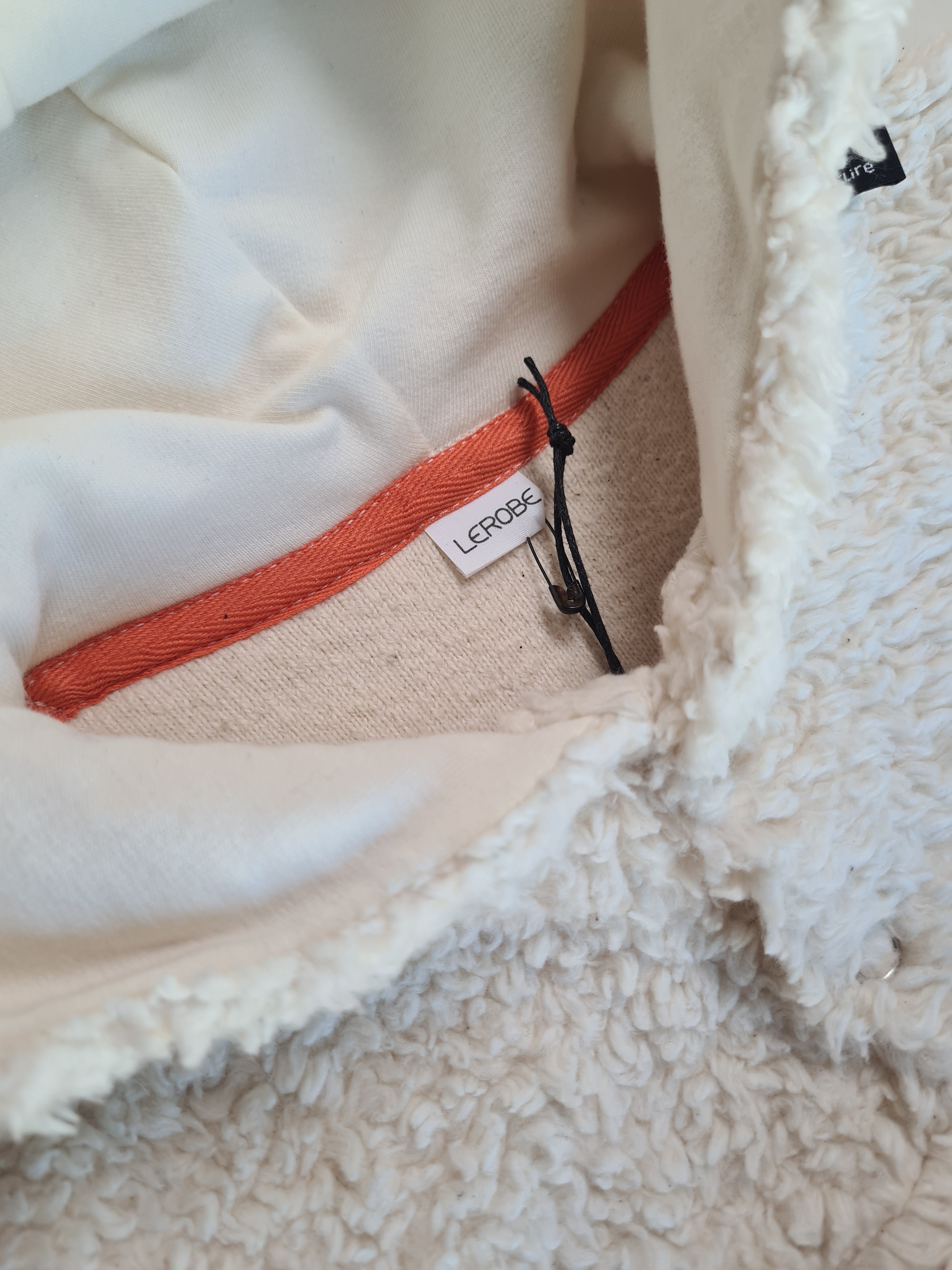Innenansicht der Kapuze des Bio-Baumwoll-Teddy Sets Gr. 74/80 mit weichem Futter. GOTS-zertifizierte Babybekleidung für empfindliche Haut.