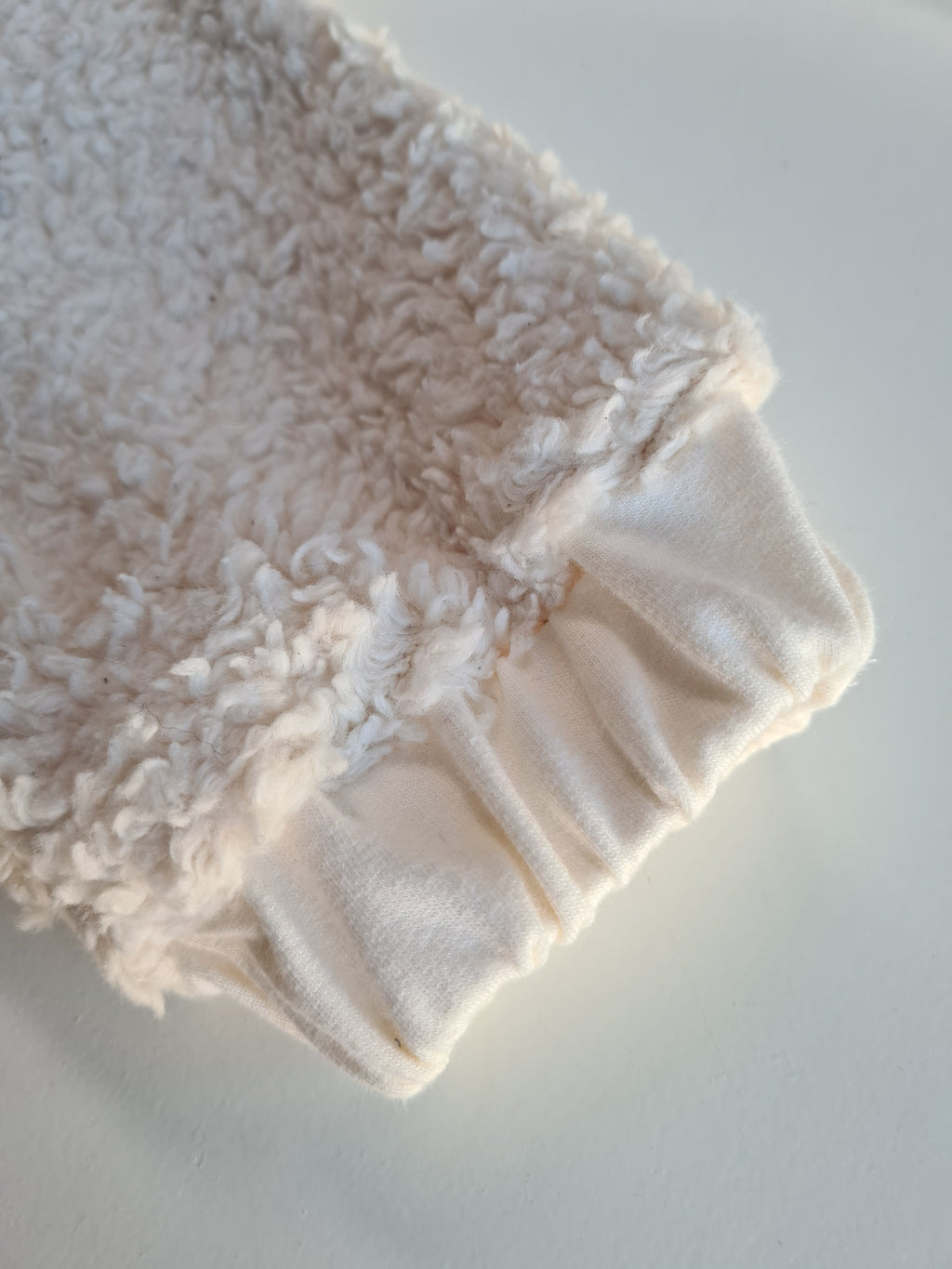 Elastischer Beinabschluss des Bio-Baumwoll-Teddy Sets Gr. 74/80 für optimalen Sitz. Weicher, atmungsaktiver Stoff für maximalen Tragekomfort.