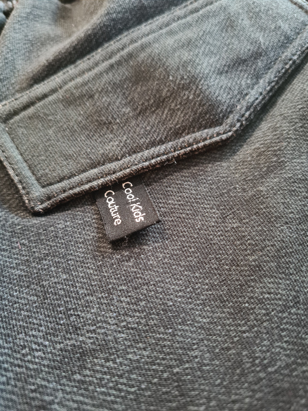 Detailansicht der Gesäßtasche der Jeans aus dem coolen Set für Jungs Gr. 116/122. Hochwertiges Label 'Cool Kids Couture' für einen stylischen Look.