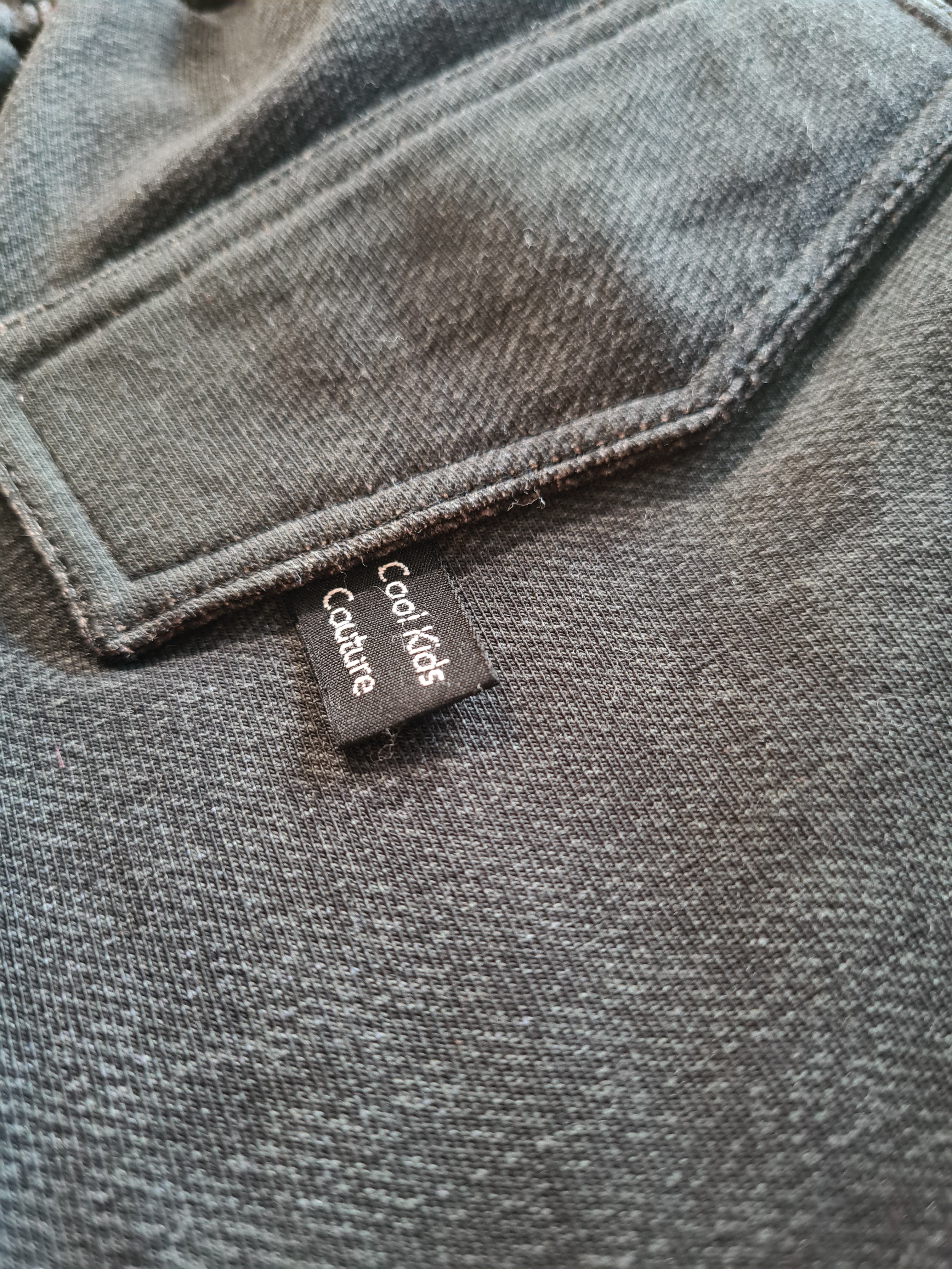 Detailansicht der Gesäßtasche der Jeans aus dem coolen Set für Jungs Gr. 116/122. Hochwertiges Label 'Cool Kids Couture' für einen stylischen Look.