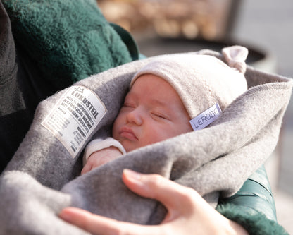 Tragebild baby mit Babymütze