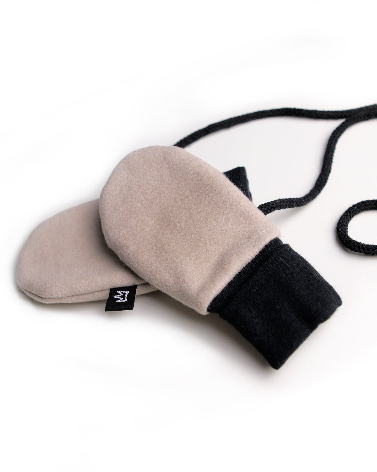 Babyhandschuhe mit Schnur, aus Bio-Baumwolle bis 2 Jahre – LEROBE Cool Kids  Couture