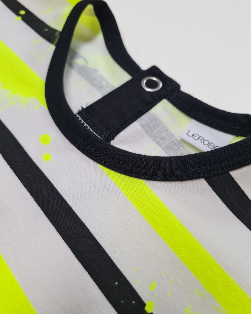 Oversize Kleinkinder-Shirt – Neon-Streetstyle, Flügelärmel