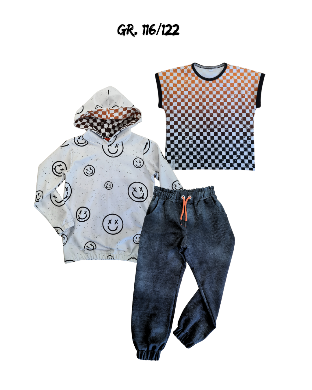 Cooles Set für Jungs Gr. 116/122 mit Hoodie, T-Shirt und Jeans. Stylisches Design mit Karomuster, Smiley-Print und nachhaltigen Materialien.