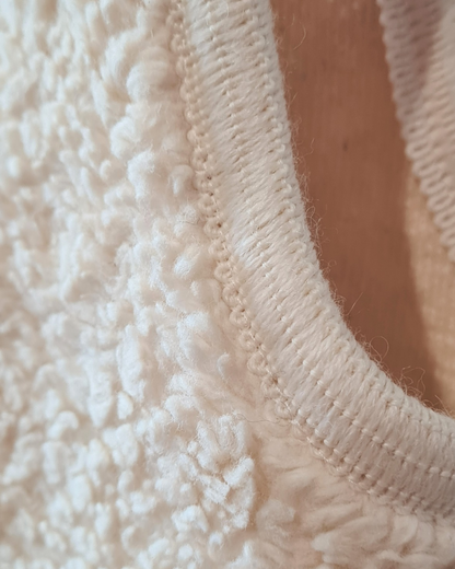 Detail eingefasster Armausschnitt von Kinderweste aus Baumwolteddy