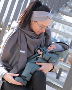 Mama mit Baby im Walkoverall