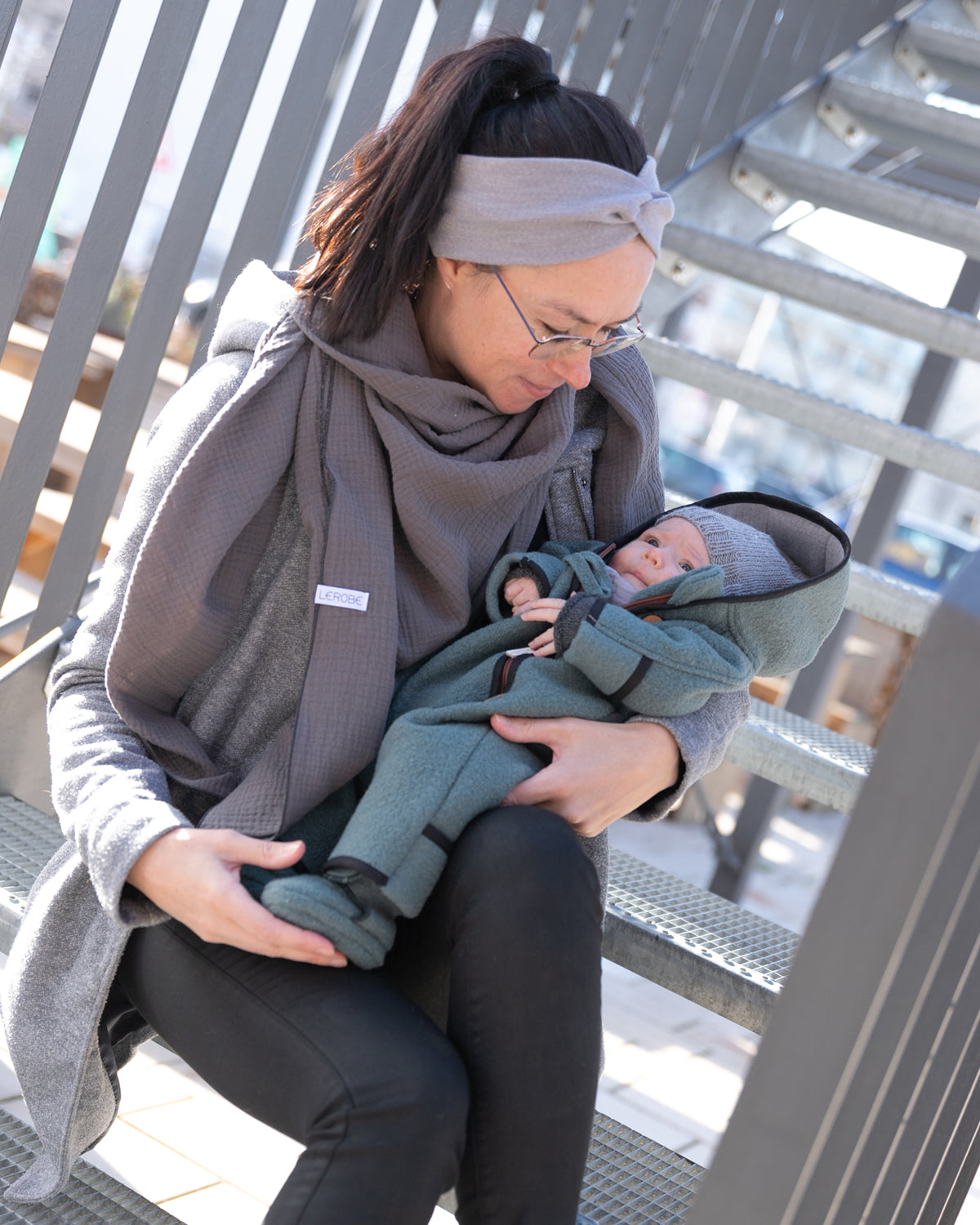 Mama mit Baby im Walkoverall