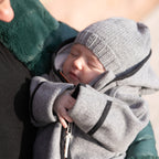 Baby mit Fleecejacke grau