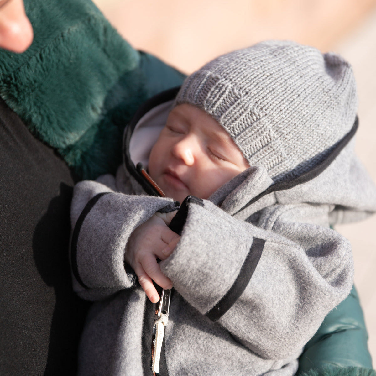 Baby mit Fleecejacke grau