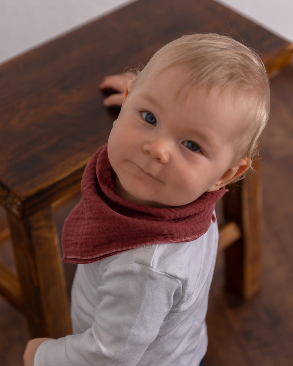 Baby mit Musselin halstuch in sienna