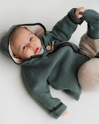 Tragebild Baby mit Walkjacke und Booties aus reiner Schurwolle