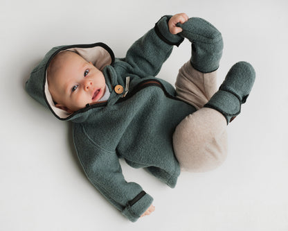 Tragebild Baby mit Walkjacke und Booties aus reiner Schurwolle