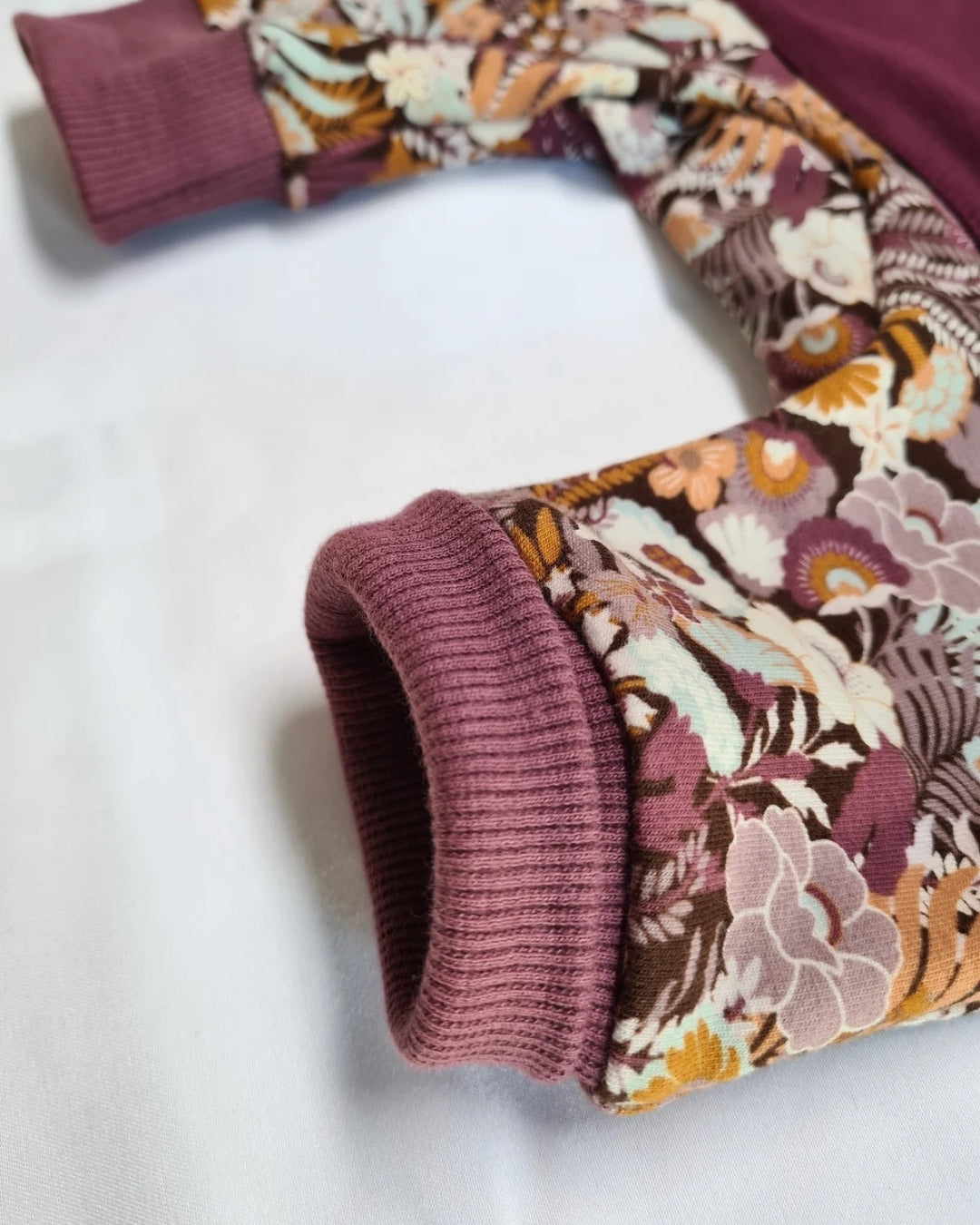 Baby Strampler Mädchen – Handgemacht mit Blumenprint & Tasche – Bequemer Herbst-Strampler