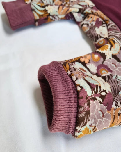 Baby Strampler Mädchen – Handgemacht mit Blumenprint & Tasche – Bequemer Herbst-Strampler