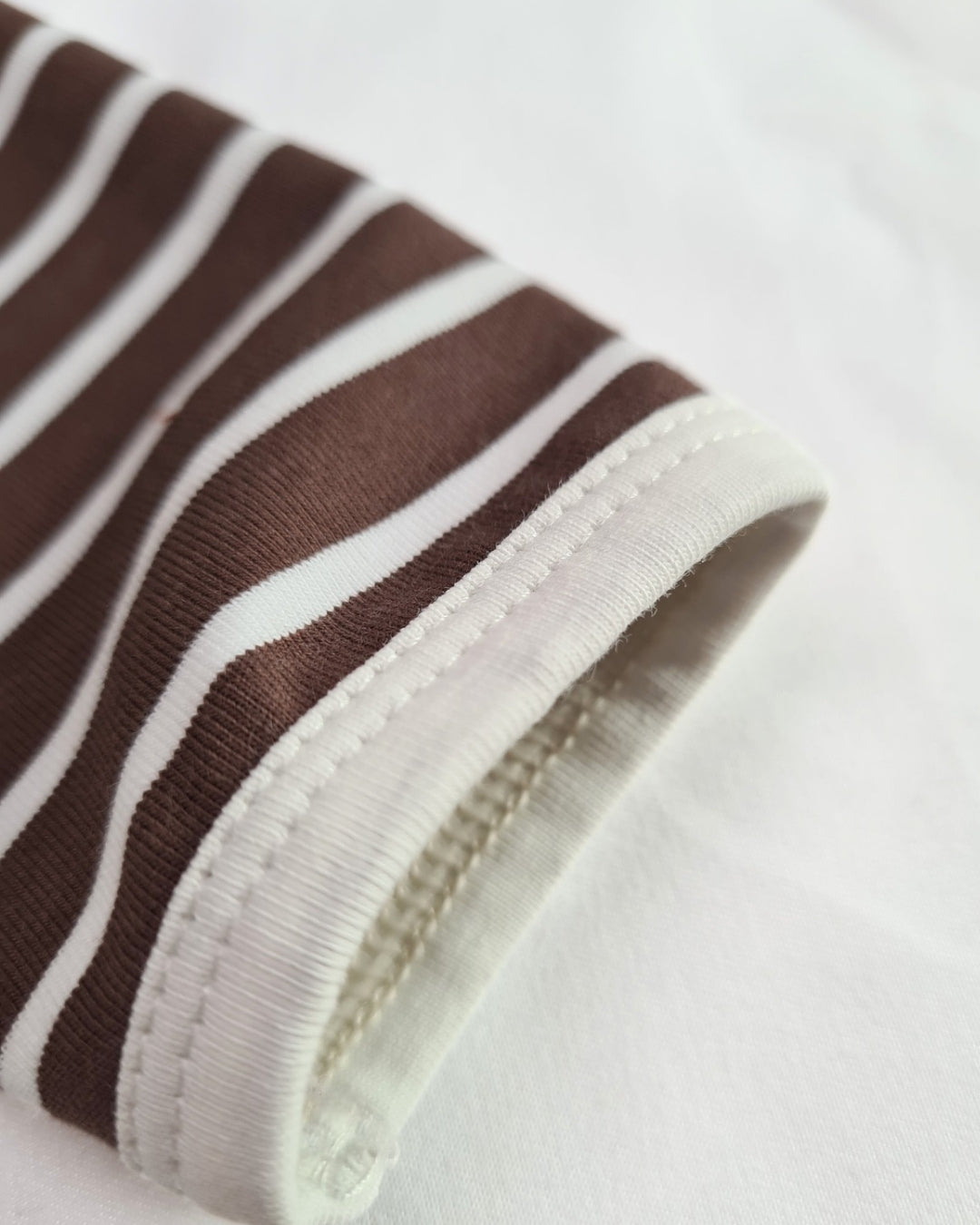 Babyshirt aus Bio-Baumwolle – American Neck – Unisex Basic in Mokka | Größe 56–68