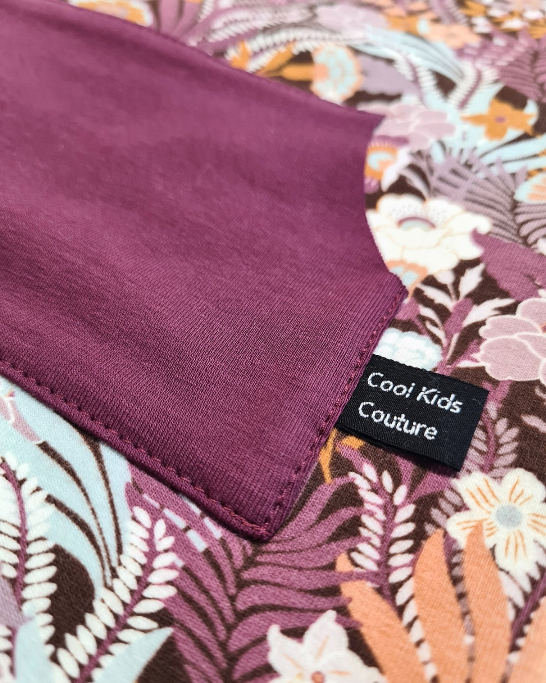 Baby Strampler Mädchen – Handgemacht mit Blumenprint & Tasche – Bequemer Herbst-Strampler