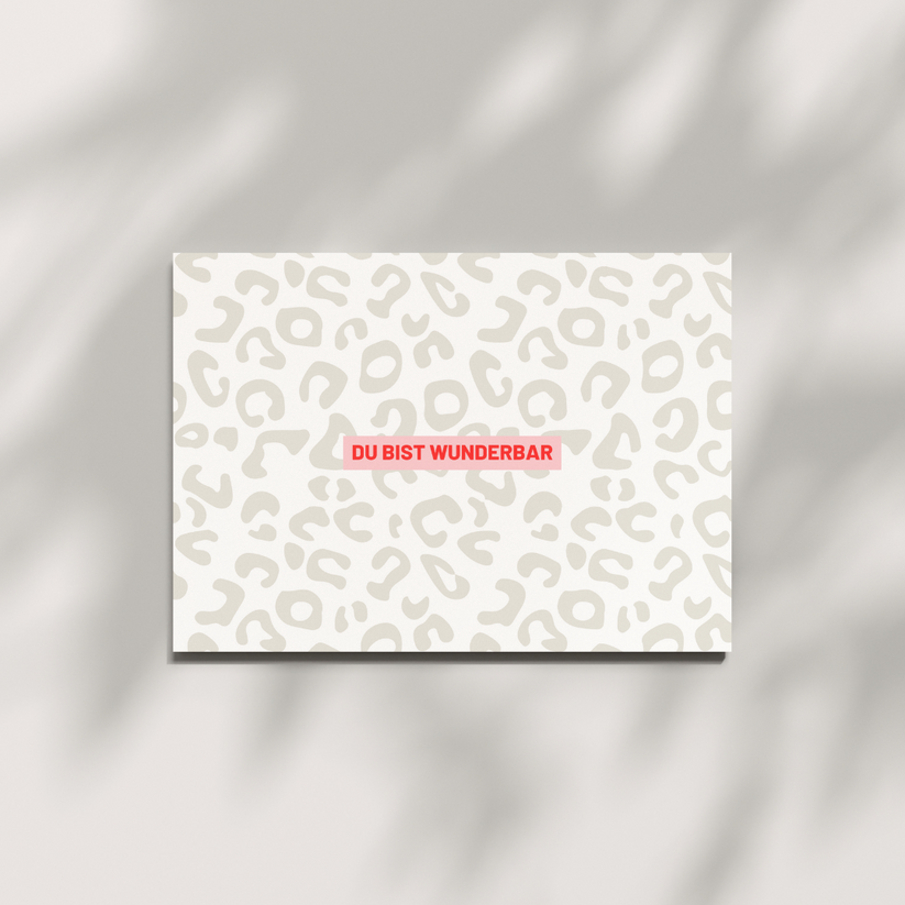 Postkarte Du bist wunderbar in DIN A6 mit Leo Muster und rotem Statement-Text auf 580 g/m² Holzschliffpappe – perfekte Geschenkkarte für Selbstliebe.