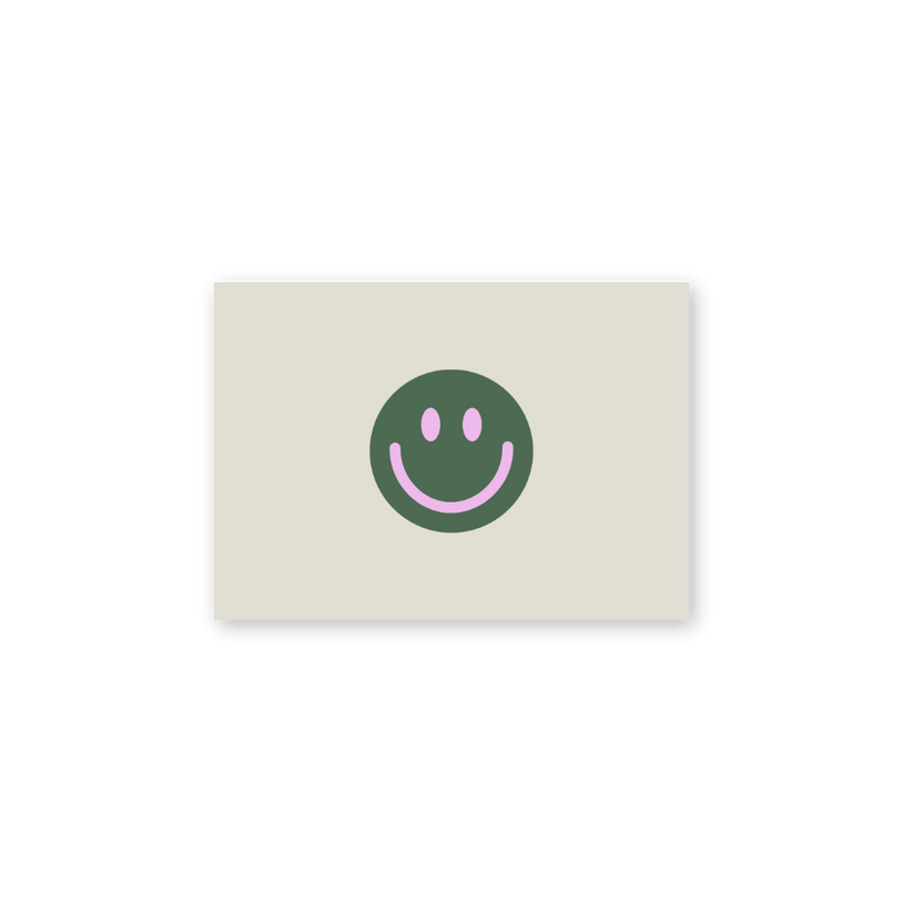 MINI Postkarte - Smiley oliv-flieder mit grünem Kreis und lilafarbenem Smiley auf cremefarbenem Hintergrund. Ideal als moderne Geschenkkarte oder Glückwunschkarte.