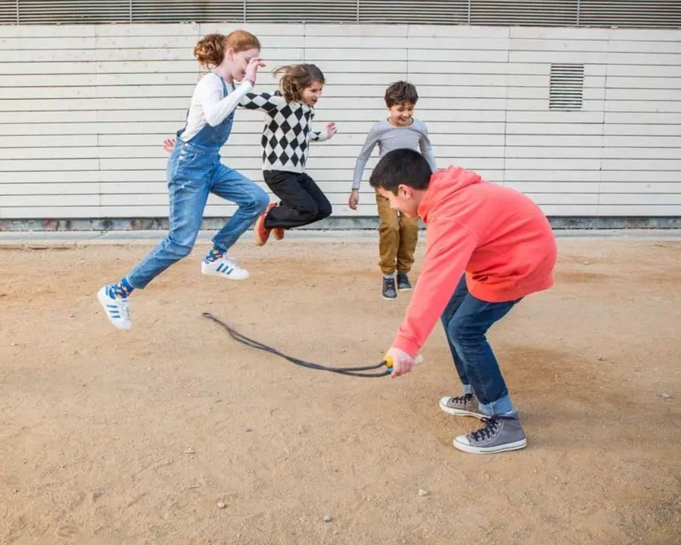 Playground Springseil – Langes Baumwollseil mit Holzgriffen für Gruppenspiele
