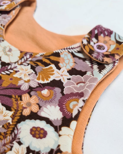 Baby Strampler Mädchen – Handgemacht mit Blumenprint & Tasche – Bequemer Herbst-Strampler
