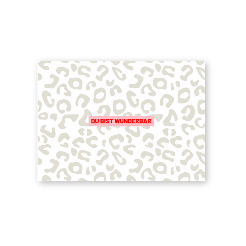 Postkarte Du bist wunderbar in DIN A6 mit Leo Muster und rotem Statement-Schriftzug, 580 g/m² Holzschliffpappe – ideal als Geschenkidee oder Selbstliebe-Karte.
