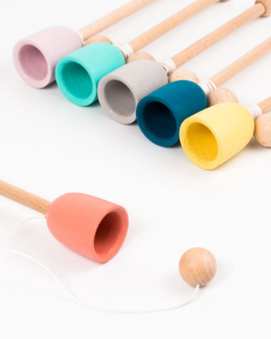 Becher und Ball aus Holz – Handgefertigtes Geschicklichkeitsspiel von me&mine