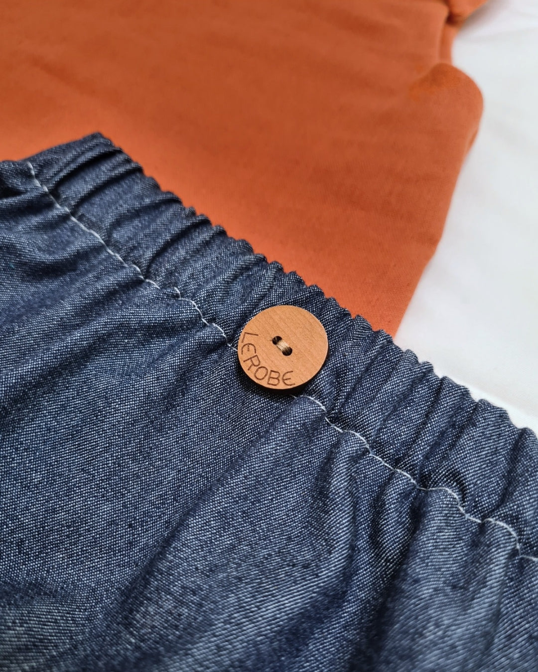 Sommer-Set Baby aus Musselin & Jeans | Kleid zum Binden + Windelhöschen | Größe 62/68 – Handgemacht aus 100% Baumwolle