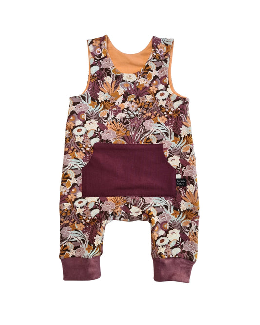 Baby Strampler Mädchen – Handgemacht mit Blumenprint & Tasche – Bequemer Herbst-Strampler