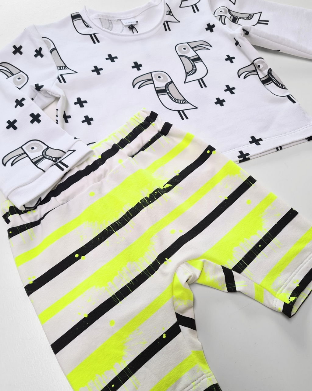 Kinder Longsleeve & Bermuda Set 62/68 – GOTS zertifiziert, Oversize, Papagei-Print, Neon-Details