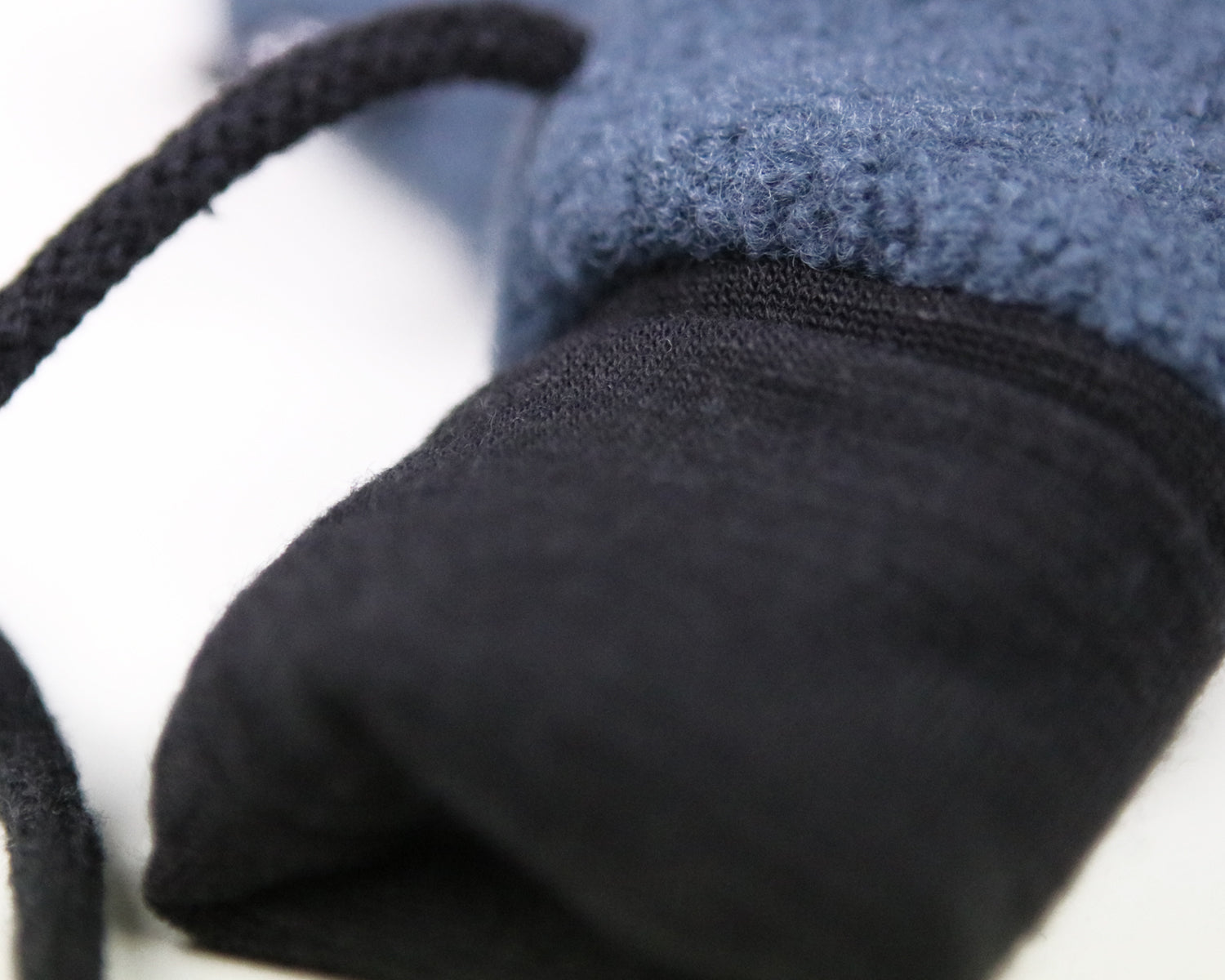 Warme Baby Fäustlinge: Handgearbeitet aus Wolle mit praktischer Schnur