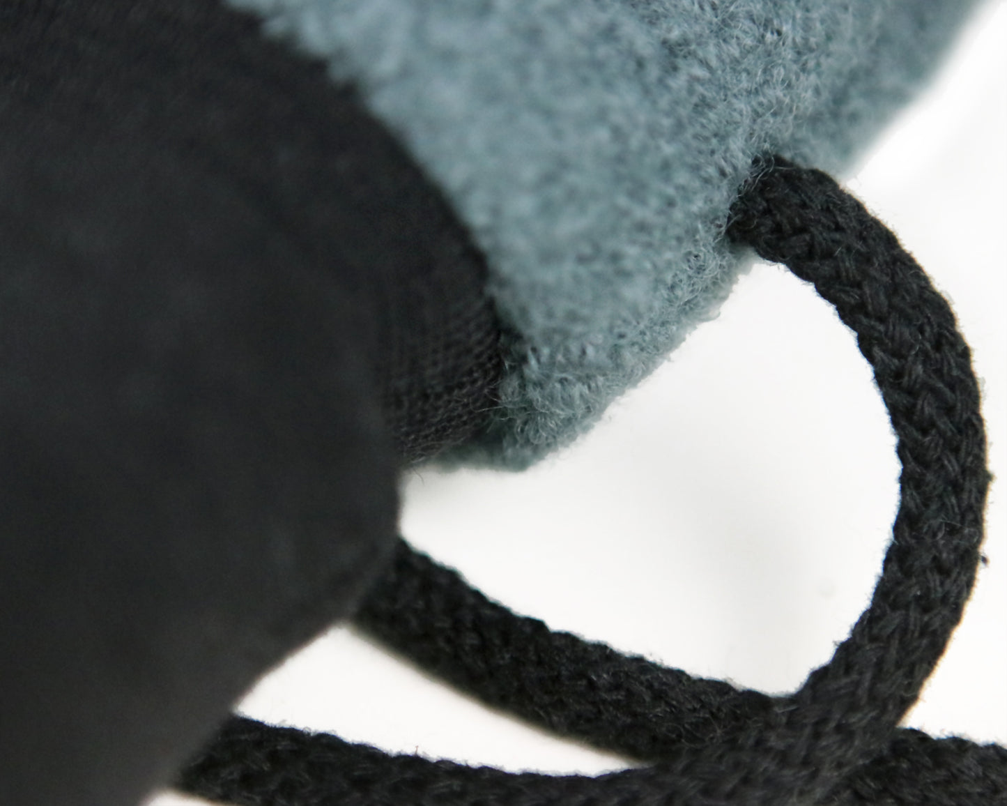 Warme Baby Fäustlinge: Handgearbeitet aus Wolle mit praktischer Schnur