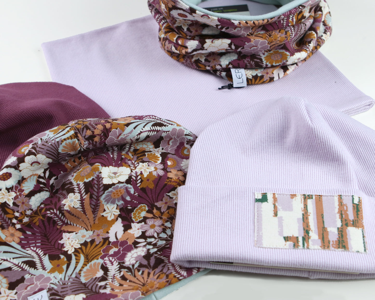 Beaniemütze mit besonderem Blumenprint
