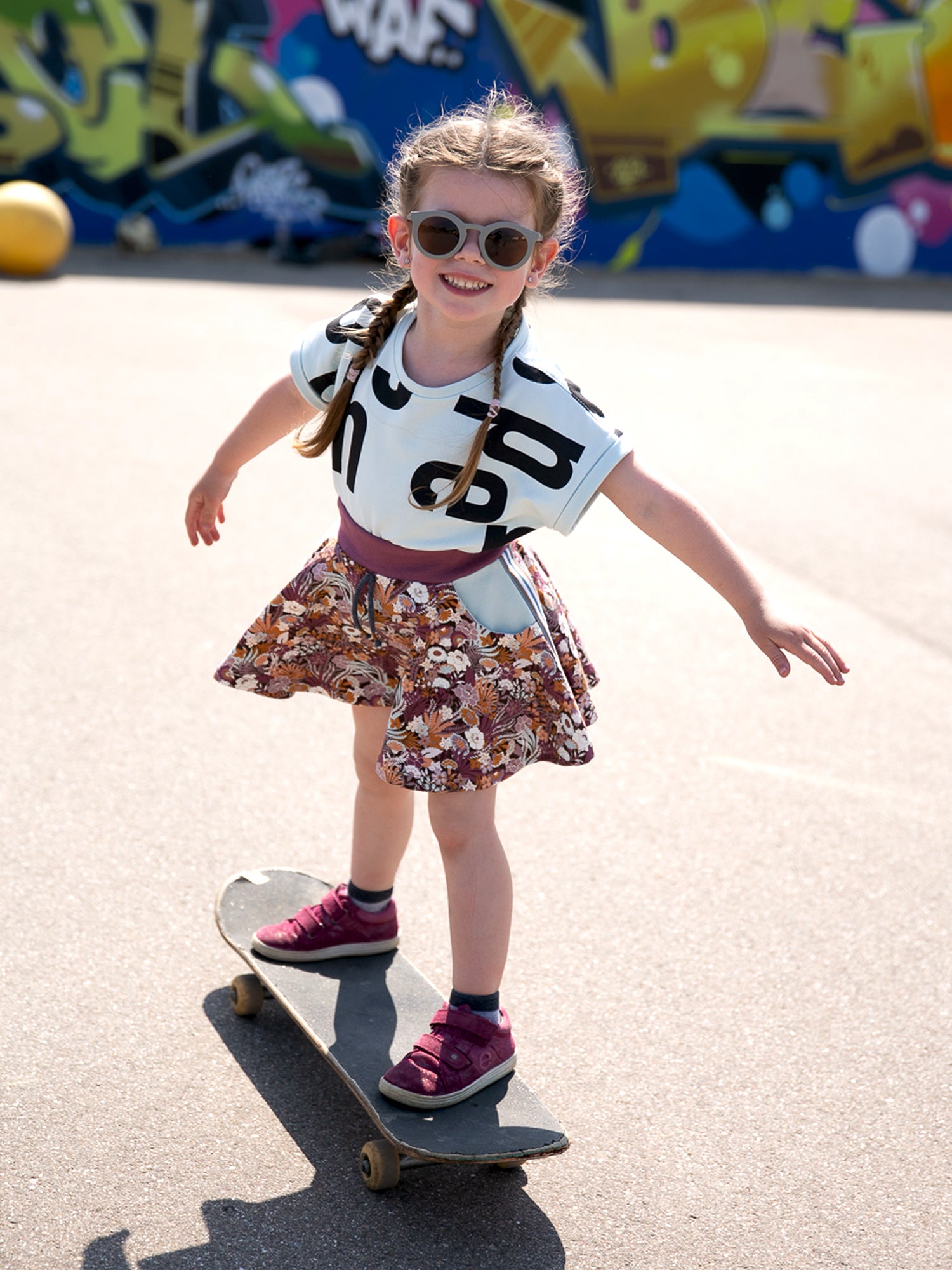 Skaterrock mit vintage Blumenmuster und sportlichen Details